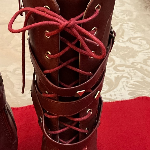 Stylish Buckles Soft Burgundy Lace-Up Boots sz. 7.5 - Picture 2 of 10